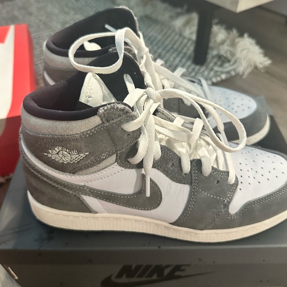 Jordan 1 Retro - Picture 2 of 5